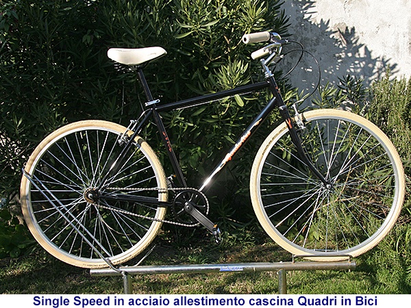 Bici rosso nero da città a scatto fisso. Anche ruota libera