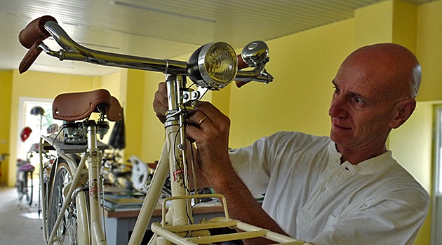 Piero Maria Grassi nella sua ciclo officina di Gorla intento nella riparazione di biciclette